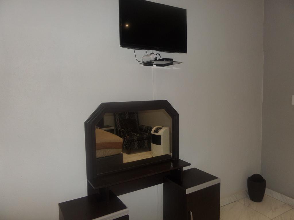 Tshedza Guest House Pretoria Bagian luar foto
