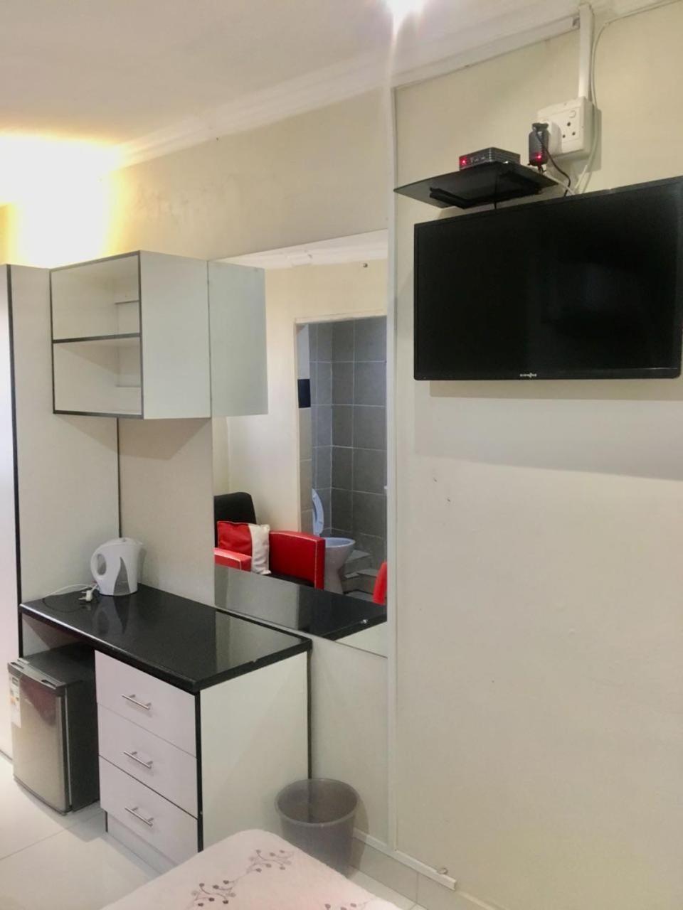 Tshedza Guest House Pretoria Bagian luar foto