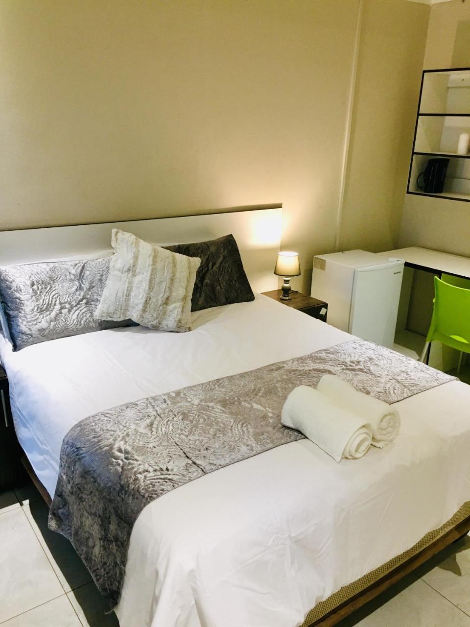 Tshedza Guest House Pretoria Bagian luar foto